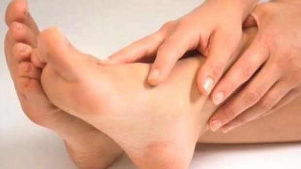  Te dor picioarele? Te ajută izma, nucul şi salcâmul