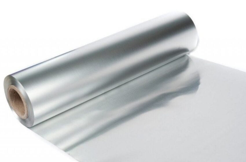  Folia de aluminiu te ajuta in gradina, te ajuta sa calci mai repede, protejează trunchiul unui copac, curata talpa fierului de călcat.