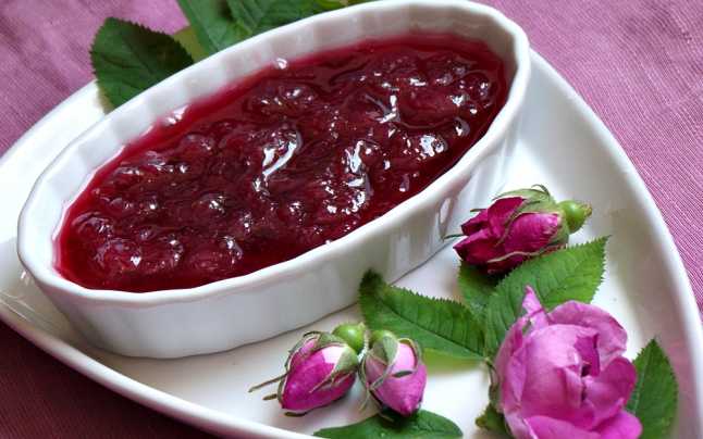  Cum pregatea bunica dulceata ei de trandafiri, reteta si povestea ei.