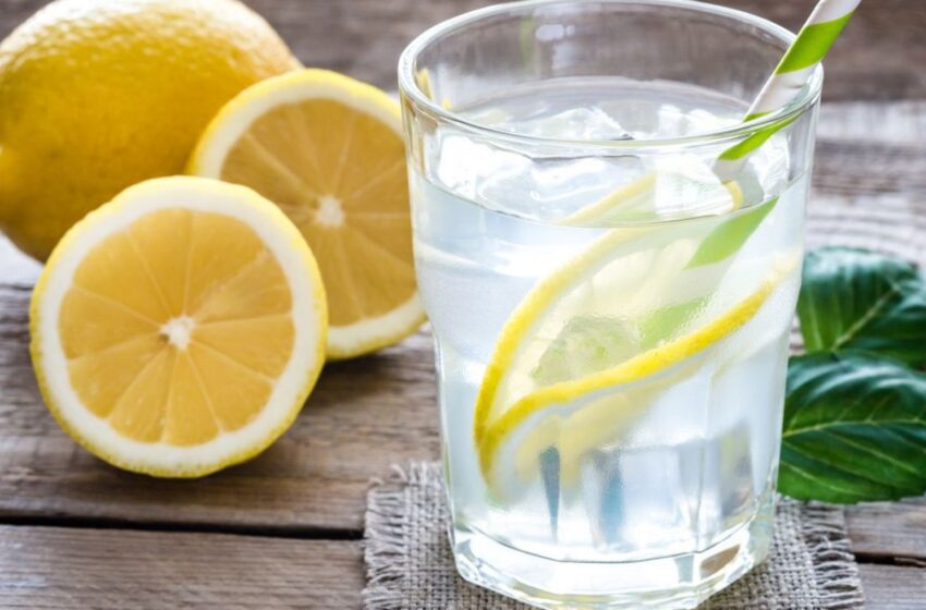  10 motive pentru a consuma apa cu lamaie.