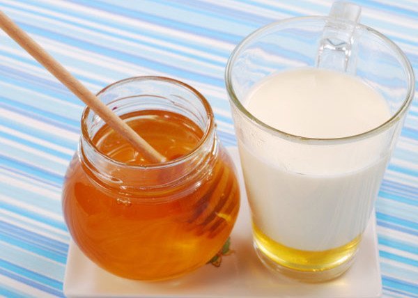  9 beneficii importante al laptelui cald cu miere