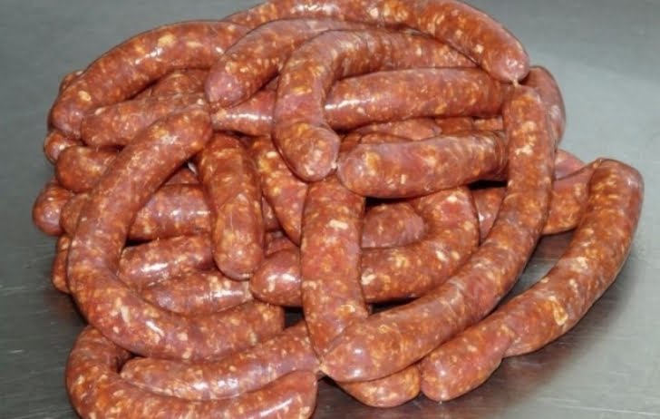  Cârnaţi de casa  picanţi. Mod de preparare.