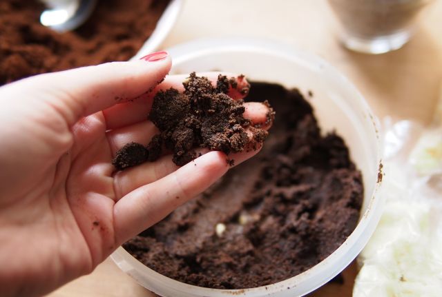  15 modalităţi prin care poţi refolosi zaţul de cafea