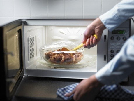  Alimente pe care nu trebuie să le încălziți niciodată în cuptorul cu microunde!