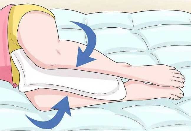  Există 7 motive pentru care medicii recomandă să dormiți cu o pernă între picioare.