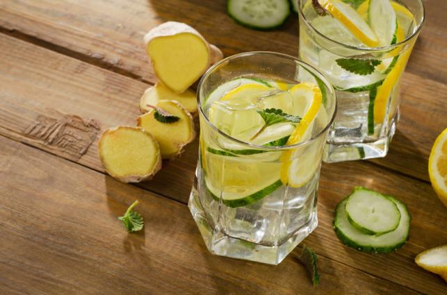  Apa de lămâie, de ghimbir, de castravete, de ananas pentru detoxifierea și curatarea organismului.  Preparare si beneficii