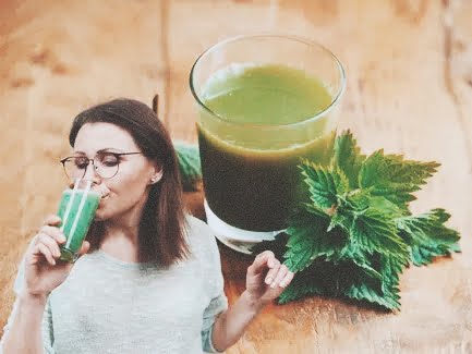  Sucul de urzică are multe beneficii pentru sănătate. Întărește, susține imunitatea, curăță corpul și facilitează metabolismul