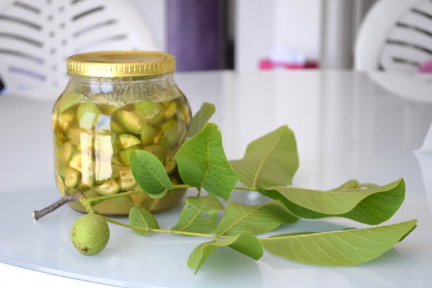  Nuci verzi cu miere.Nucile verzi  sunt bogate în vitamina C, iod și diverse alte vitamine. Mod de preparare