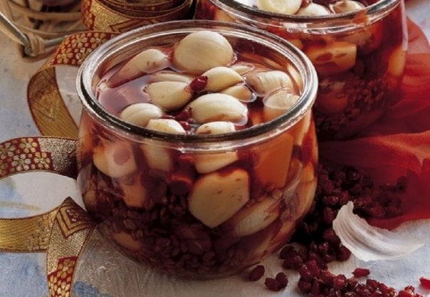  Usturoiul înmuiat în vin roșu vindecă peste 100 de boli!