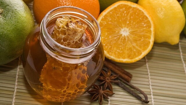  Scorțișoară, miere și lămâie o băutura care revigorează, curăță corpul și întărește sistemul imunitar.