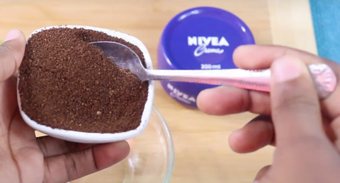  Cremă Nivea si cafea – amestec eficient pentru eliminarea ridurilor și petelor