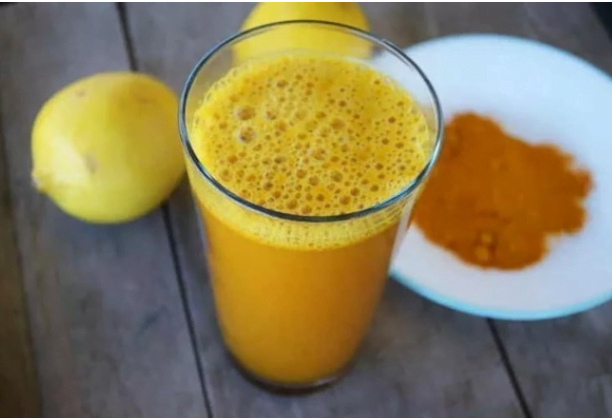  Minunată băutură de turmeric! Îndepărtează multe kg de toxine din intestine și din vasele de sânge!