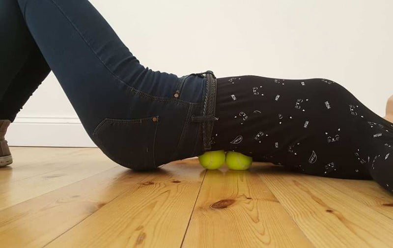  Cum să scapi de durerea de spate, dar și de alte dureri folosind mingie de tenis