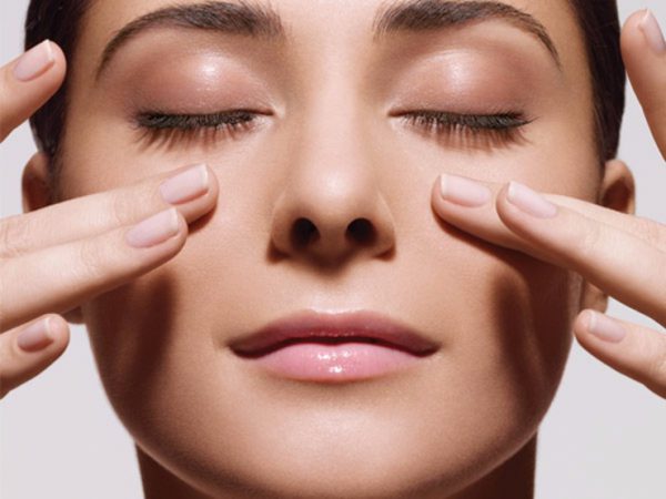  Poți prelungi tinerețea în 3 minute pe zi! Masaj facial de la o renumită cosmeticiană franceză!