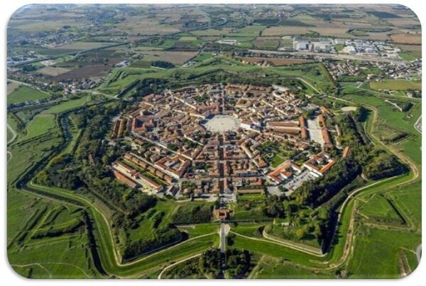  Astăzi mergem într-o călătorie geografică prin orașe neobișnuite ale lumii.