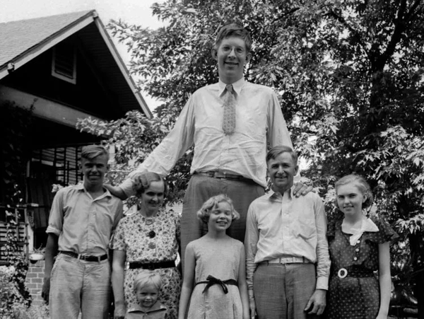  Cât de înalt era cel mai înalt om din lume