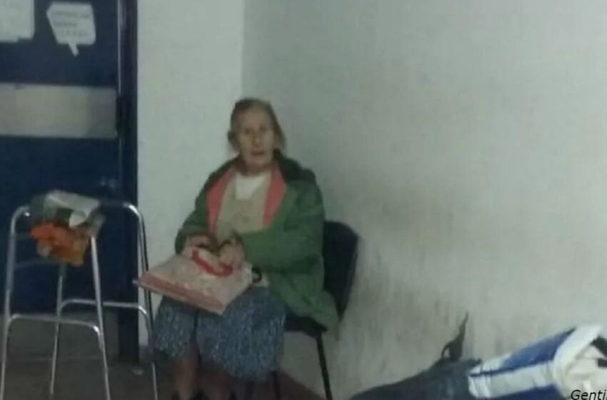  O femeie a fost data afara din casă de propria ei fiică – iar acum doarme în spital