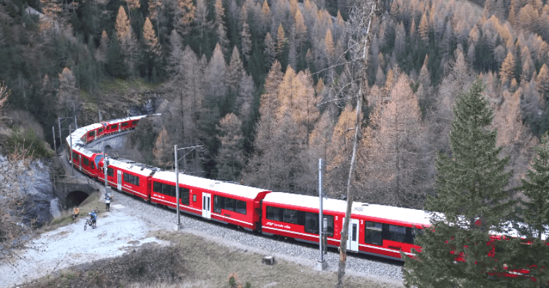  Elveția a construit cel mai lung tren de pasageri din lume, iar uimitorul tren are  100 de vagoane si 7 mecanici