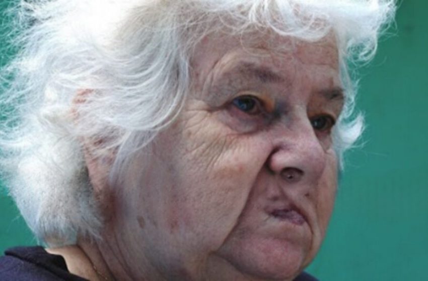  „Toți pensionarii trebuie să fie închiși acasă seara, pentru a nu interfera cu viața oamenilor”, a strigat un bărbat la coadă.