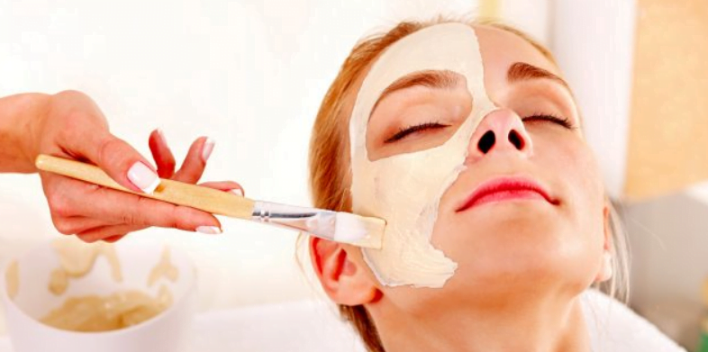  10 remedii naturale pentru a vă ajuta pielea să rămână tânără