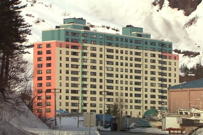  Întregul oraș locuiește în interiorul unui singur turn cu 14 etaje, cu biserică și oficiu poștal