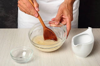  Fă-ți propriul stimulent natural de creștere pentru flori cu ingrediente de uz casnic