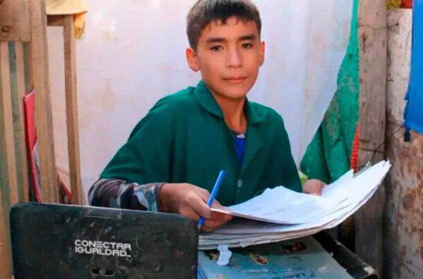  La 12 ani, a deschis o școală umilă, fără resurse pentru a ajuta alți copii sa învețe