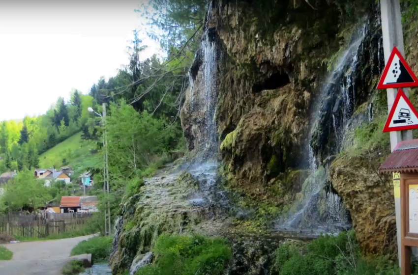  Cascada cu apă termală din România care își schimbă culoarea în fiecare anotimp