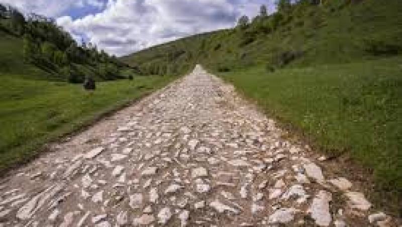  Satul din România cu un singur locuitor, drum de marmură și biserică unică în lume! 