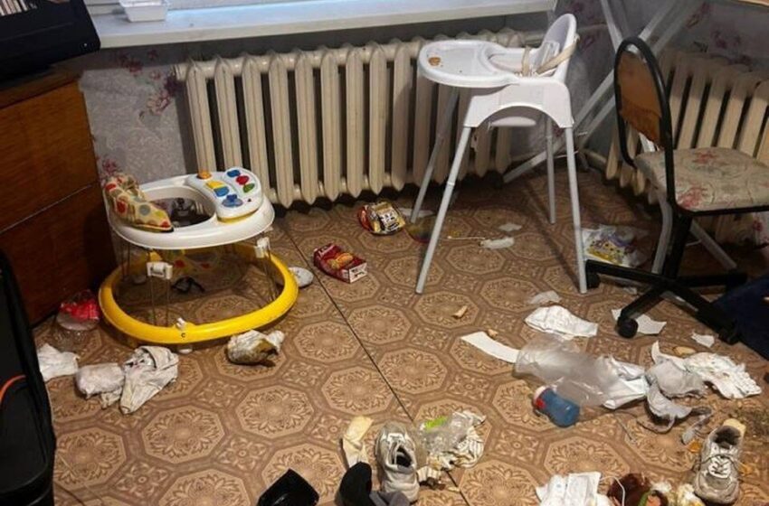  O femeie si-a lasat copilul de un an singur, mai multe zile în apartamentul plin de gunoi.
