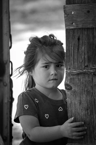  Povestea sfâșietoare a unei fete dintr-un orfelinat: „Mi-au umplut gura cu mâncare aproape cu forța și ma stropeau cu apă rece dacă plângeam.