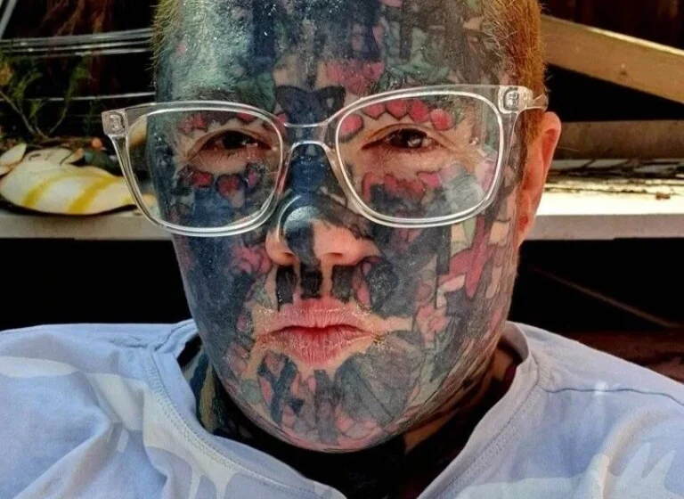  Femeia are 2 copii si 800 de tatuaje, din cauza carora nu este angajata nici macar curatator de toalete.