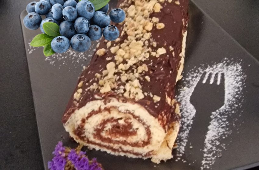  Ruladă cu Nutella si nuca, cu glazura deasupra sau fără.