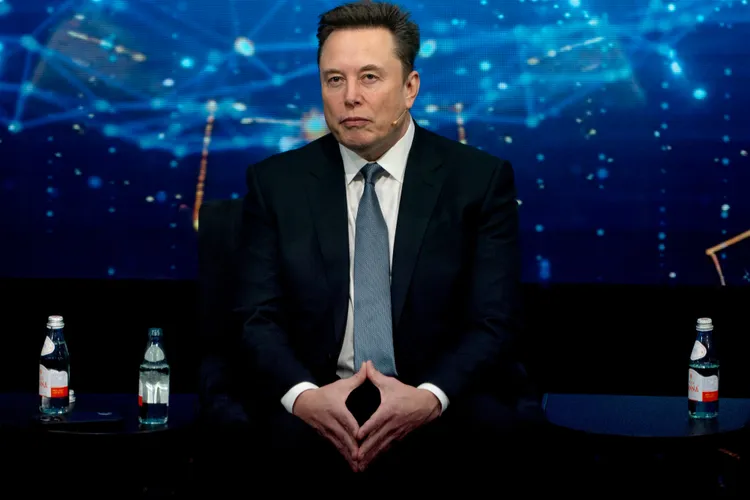  Elon Musk sugerează că inteligența artificială va face munca „opțională” și banii „irelevanti” în viitorul apropiat.