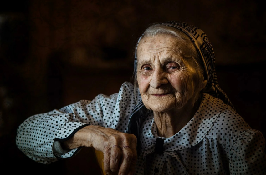  Cu cât îmbătrânești, cu atât ai nevoie de mai puțini oameni în jurul tău: Înțelepciunea bunicii pe care o înțelegi de-a lungul anilor.