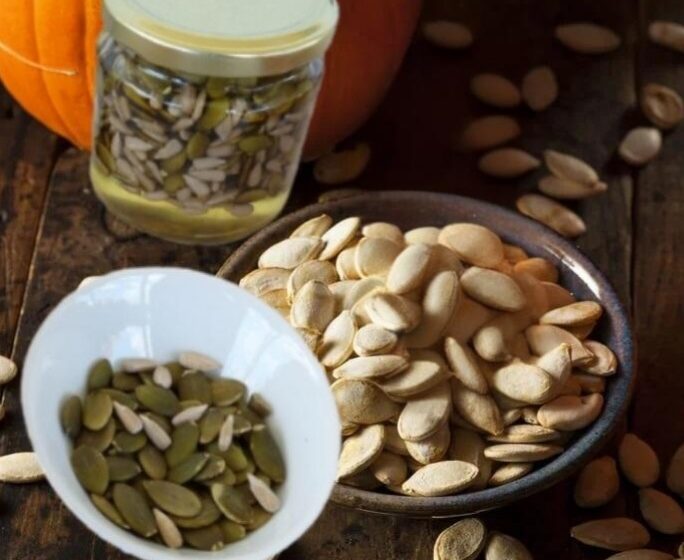  Pasta din semințe de dovleac ameliorează până la vindecare adenomul de prostată, guta şi elimină paraziții intestinali.